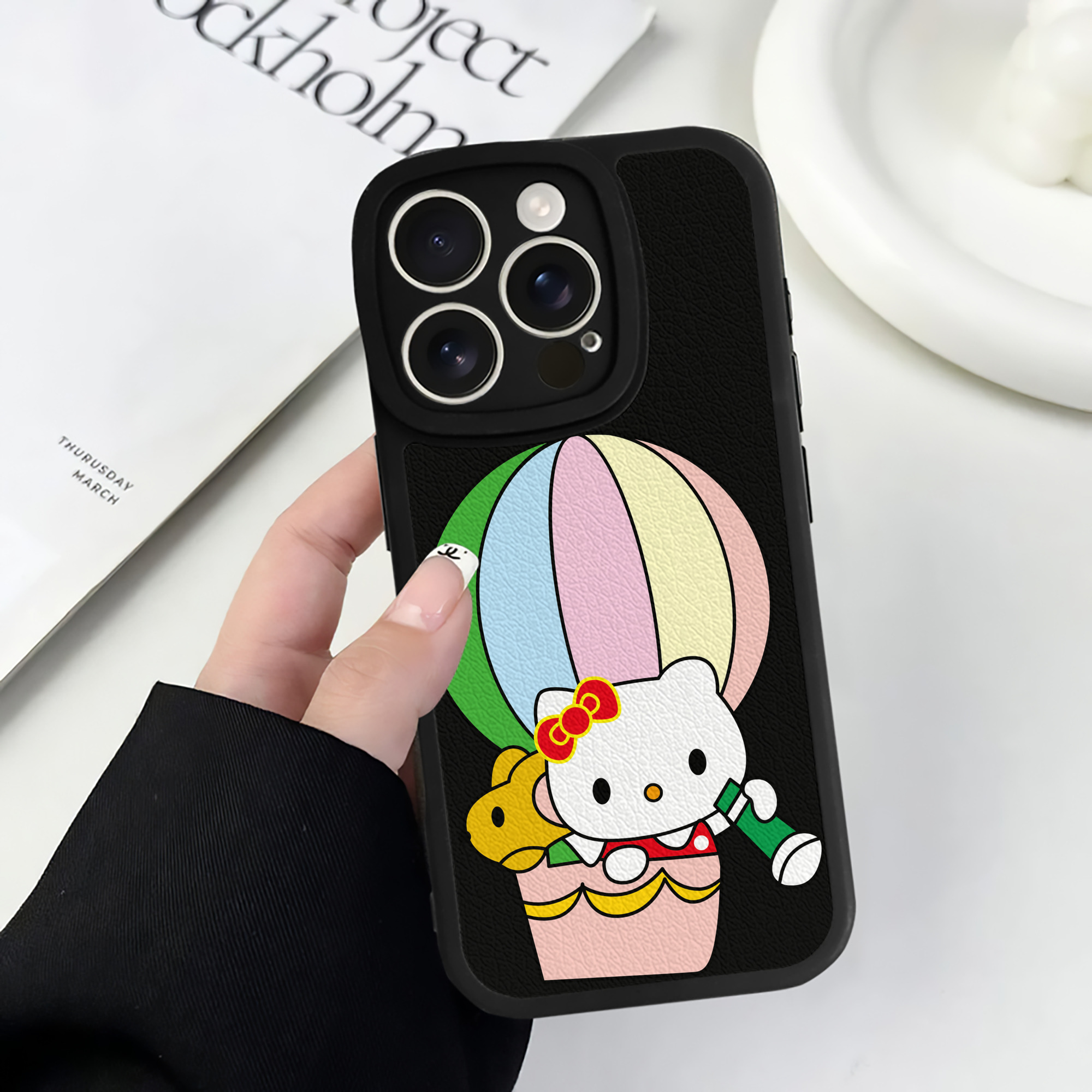 （画像用） Hello Kitty ハローキティ 【iPhone 16シリーズ対応】シリコンスマホケース（レザー調） 材質：シリコン